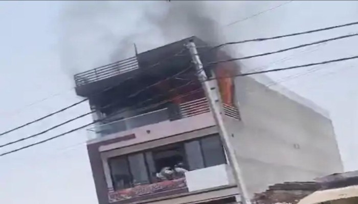 पीलीभीत के बिलसंडा में तीन मंजिला मकान में भीषण आग, लाखों का सामान जलकर राख