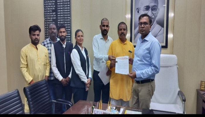 Shahjahanpur: विहिप और बजरंग दल ने जिलाधिकारी को सौंपा ज्ञापन, अवैध कब्जा और बिजली चोरी की शिकायत