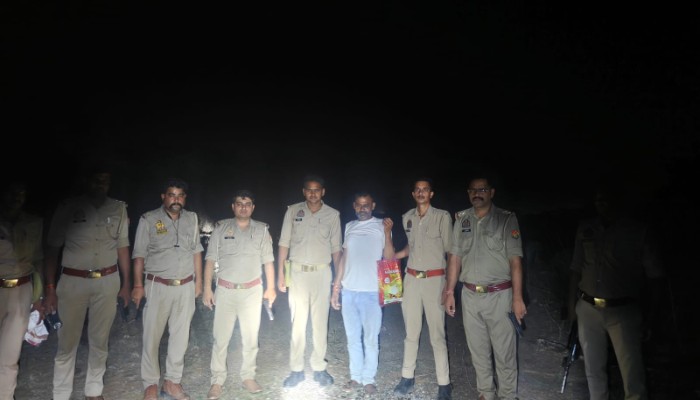 Jhansi Cheating Case : सस्ते सोने का मायाजाल! 10 लाख की सनसनीखेज ठगी करने वाला बदमाश पुलिस मुठभेड़ में ढेर होते-होते बचा, भारी नकदी और असलहा बरामद