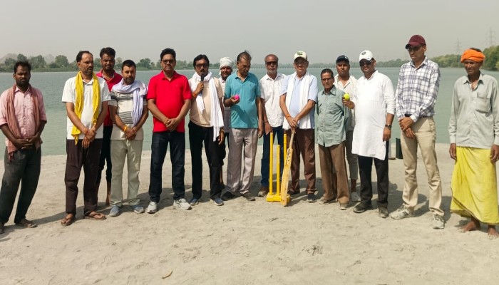 बेतवा नदी में राख के टापू पर खेला गया क्रिकेट, बुंदेलखंड निर्माण मोर्चा ने प्रशासन का ध्यान खींचने के लिए किया अनोखा प्रदर्शन