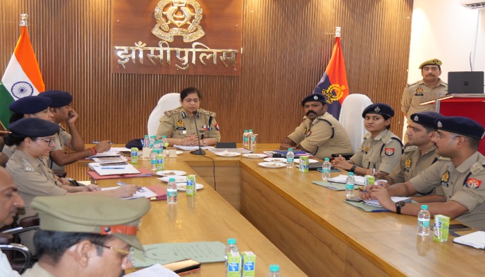 झांसी में एडीजी कानपुर जोन अनुपम कुलश्रेष्ठ का दौरा, कानून-व्यवस्था की समीक्षा