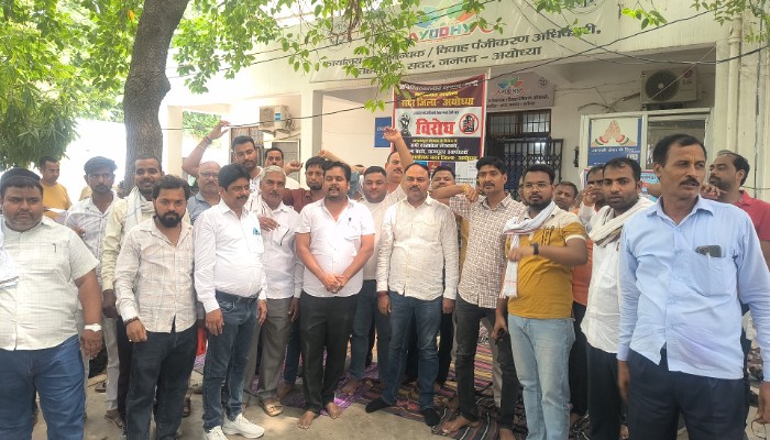 Ayodhya E-Registry Protest : अयोध्या में भड़का गुस्सा! ई-रजिस्ट्री के खिलाफ वकीलों और वेंडरों का दफ्तर पर धावा, क्या बंद हो जाएगी रजिस्ट्री?