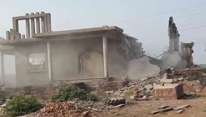 Bhilwara MD Drug Factory : पहाड़ियों के पीछे छिपी मौत की सौदागर फैक्ट्री पर चला प्रशासन का हंटर, ढहाया गया अवैध फार्म हाउस
