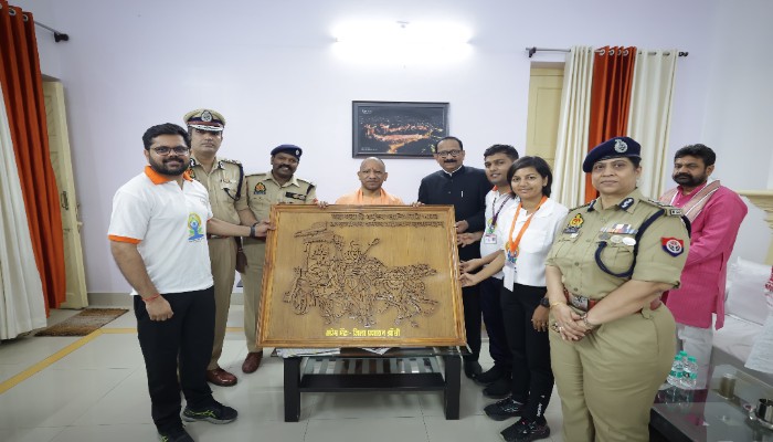 मुख्यमंत्री के झांसी आगमन पर प्रशासन और पुलिस विभाग ने किया सम्मानित, अधिकारियों ने किया योगाभ्यास