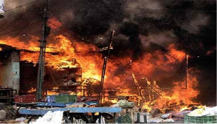 Jhansi Administration Action :  मौत के अड्डों पर बाबा का हंटर! लखनऊ की आग के बाद झांसी में मचा हड़कंप, ताला बंद कर भागे दर्जनों कोचिंग संचालक