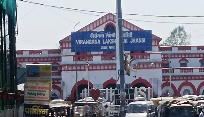 रेल यात्रियों के लिए बड़ी खबर: ललितपुर स्टेशन पर काम के चलते कई ट्रेनों के रास्ते बदले, घर से निकलने से पहले चेक करें रूट