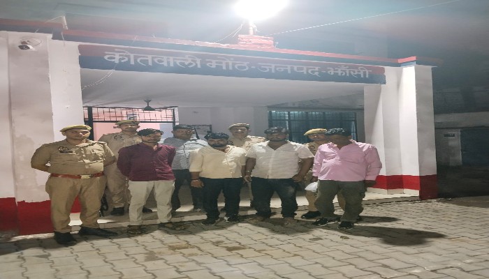 झांसी पुलिस की बड़ी कार्रवाई: 1.404 किलो गांजा के साथ दो गिरफ्तार, मोंठ में जुआ खेलते पांच दबोचे