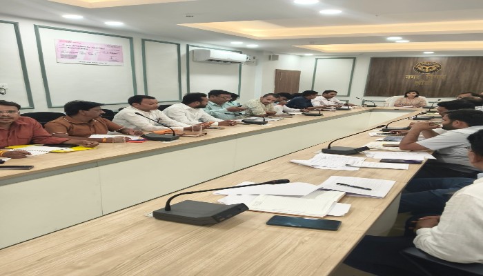 पाइपलाइन कार्य से क्षतिग्रस्त सड़कों की जल्द होगी मरम्मत, नगर आयुक्त ने दिए सख्त निर्देश