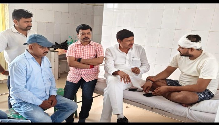 घायल अधिवक्ता धर्मात्मा सिंह से मिले कक्कू पांडेय और बार महासचिव दिनेश दूबे, हरसंभव मदद का दिया भरोसा