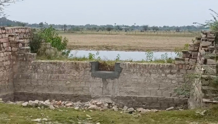 गोलीराव तालाब के निकासी द्वार को दो फीट नीचे किए जाने पर भड़का लोगों का गुस्सा, आंदोलन की चेतावनी