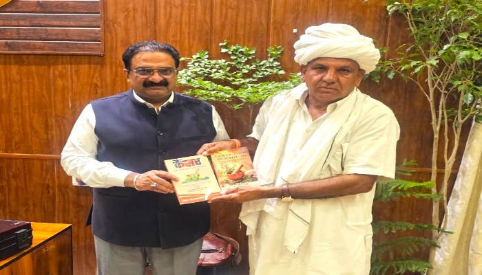 न्याय और स्वास्थ्य का संगम: जिला जज अभय जैन को वैद्य हंसराज चौधरी ने भेंट की ‘कैंसर थ्रू आयुर्वेदिक लेंस’ पुस्तक