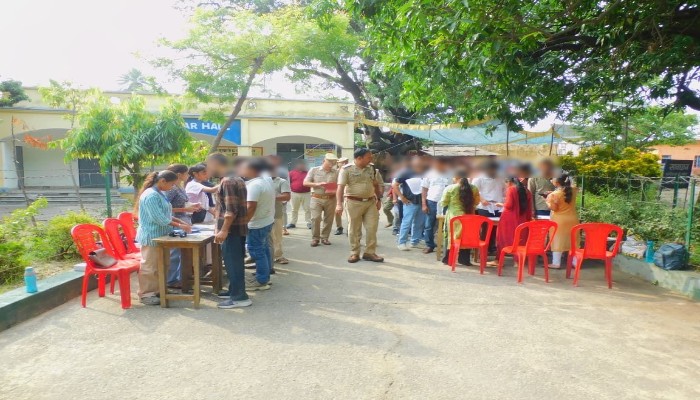 UPTET परीक्षा को लेकर एडिशनल एसपी ने परीक्षा केंद्रों का किया निरीक्षण, दिए निर्देश
