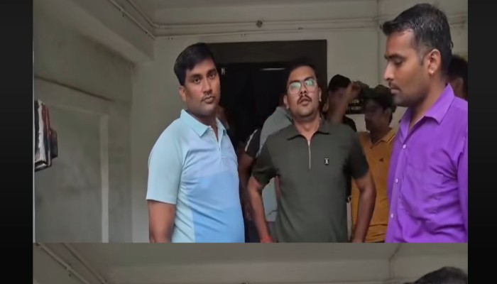 झांसी में बड़ा एक्शन: रिश्वतखोरी (Bribery) के आरोप में चौकी प्रभारी और सिपाही गिरफ्तार, थाने में उतरवाई वर्दी