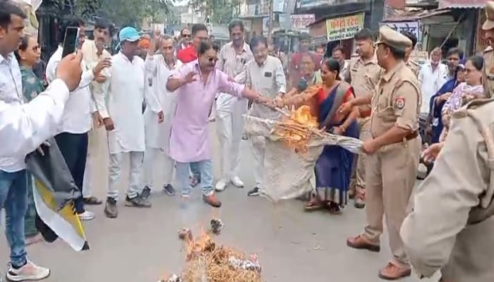 अलग बुंदेलखंड राज्य की मांग तेज, नौ सांसदों और 56 विधायकों का सामूहिक पुतला फूंका