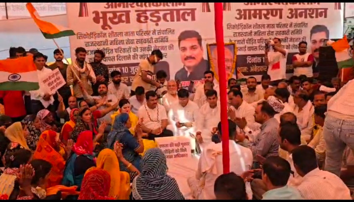 चाकसू में CECOEDECON निवेशकों का आंदोलन तेज, सांसद मुरारीलाल मीणा पहुंचे धरना स्थल