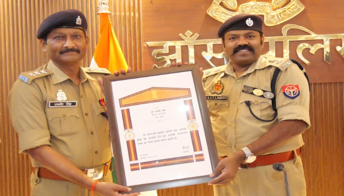 झांसी के सीओ सदर रामवीर सिंह को मिला 'राष्ट्रपति का सराहनीय सेवा पुलिस पदक', एसएसपी ने किया सम्मानित