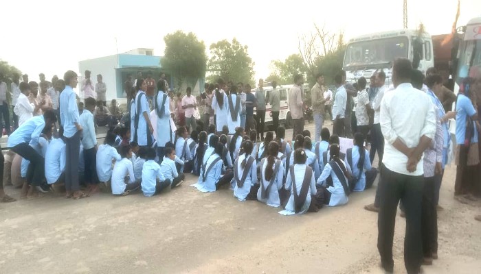 शिक्षक के तबादले से भड़के अरवड़ के छात्र: एनएच-148डी पर दो घंटे तक लगाया महाजाम, पढ़ाई के संकट को लेकर सड़क पर उतरे ग्रामीण