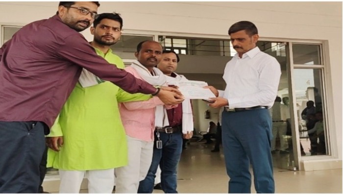 सोनभद्र में आदिवासियों के हक के लिए उतरी भारतीय किसान यूनियन, कमिश्नर को सौंपा 11 सूत्रीय मांग पत्र, भ्रष्टाचार और बदहाली पर उठाए तीखे सवाल