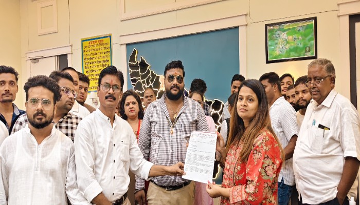 बिजली विभाग की मनमानी के खिलाफ सड़कों पर उतरे व्यापारी, एडीएम को सौंपा मुख्यमंत्री को संबोधित ज्ञापन, पलायन की दी चेतावनी