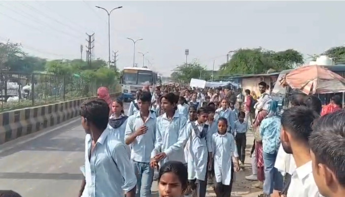 प्रधानाचार्य के तबादले के विरोध में फूटा जनाक्रोश, पैदल मार्च कर विधायक आवास पहुंचे छात्र-ग्रामीण