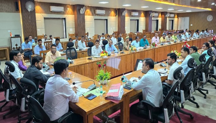 शिकायतकर्ताओं से संपर्क नहीं करने वाले अधिकारियों का रुकेगा वेतन, डीएम गौरांग राठी ने दिए सख्त निर्देश