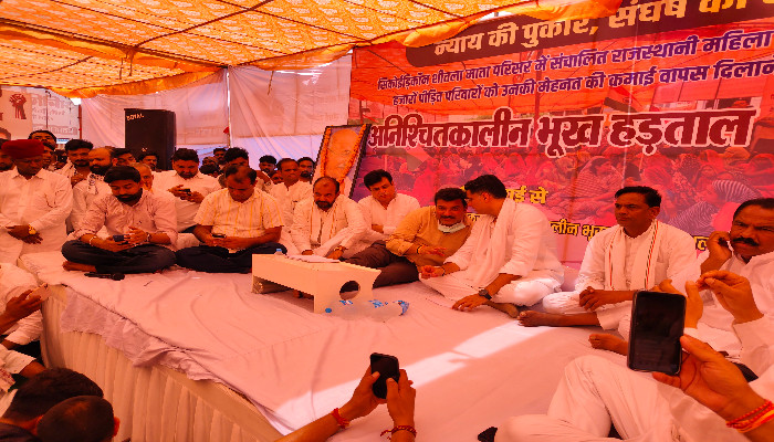 सचिन पायलट की मौजूदगी में वेदप्रकाश सोलंकी का 9 दिन बाद आमरण अनशन समाप्त, जांच पूरी करने का आश्वासन