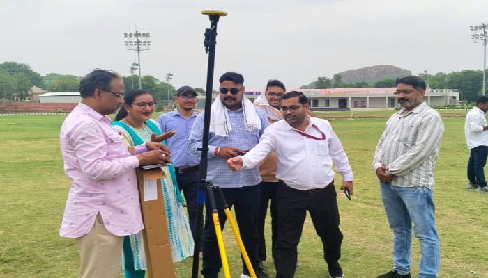 झांसी में अब GNSS रोवर टेक्नोलॉजी से होगी खेतों की पैमाइश, भूमि विवादों के निस्तारण में आएगी तेजी
