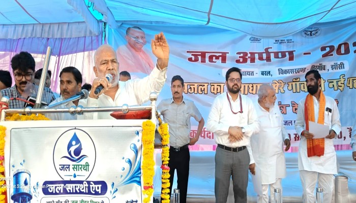 मूसलाधार बारिश के बीच बरल गांव पहुंचे जलशक्ति मंत्री स्वतंत्र देव सिंह, जल संरक्षण का दिलाया संकल्प