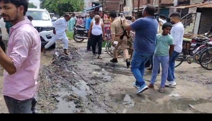 आठ साल से अधूरी सड़क पर फूटा विधायक का गुस्सा, नंगे पैर कीचड़ में उतरकर अधिकारियों को लगाई फटकार