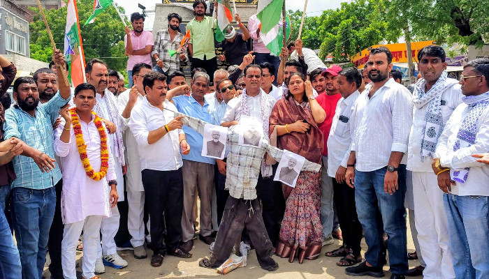 चाकसू में राहुल गांधी की हिरासत के विरोध में कांग्रेस का प्रदर्शन, पीएम मोदी का पुतला दहन