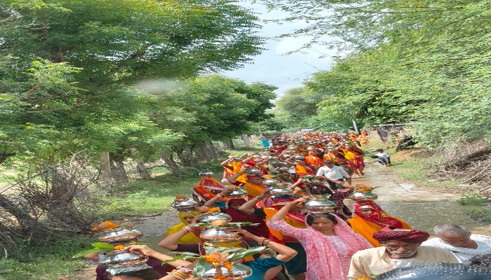 चाकसू: देवनारायण मंदिर की कलश यात्रा में कीचड़ से गुजरे श्रद्धालु, ग्रामीणों ने उठाई सड़क और जल निकासी की मांग
