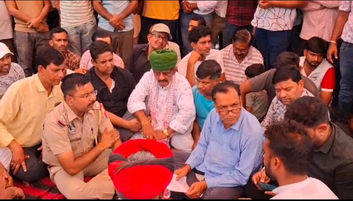 चाकसू में किराना स्टोर पर मारपीट, बाजार बंद कर व्यापारियों का प्रदर्शन