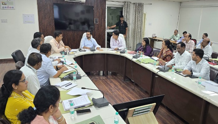 झांसी में धीमे निर्माण कार्यों पर डीएम सख्त, 57 रिपोर्ट तलब