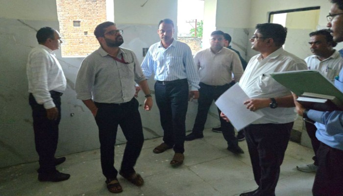 झलकारी बाई पॉलीटेक्निक भवन निर्माण, डीएम ने किया निरीक्षण
