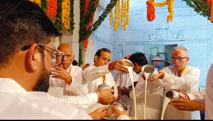 चम्पेश्वर महादेव मंदिर में पंचामृत से सहस्रघट अभिषेक, भगवान शिव का अभिषेक
