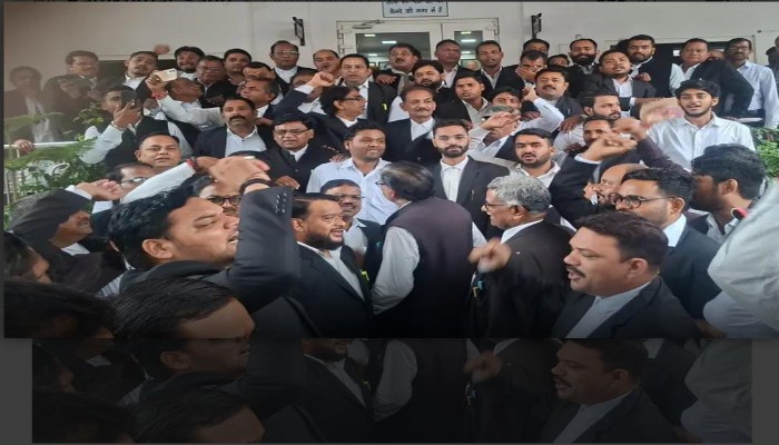 झांसी में वकील-पुलिस टकराव और होटलों पर आधी रात छापेमारी