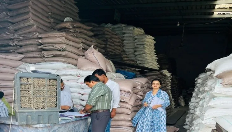 इंदौर: चाॅकलेट फैक्ट्री में मिला ज्यादा स्टाॅक, 375 क्विंटल चीनी जब्त