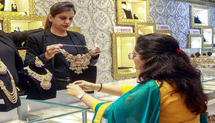 Gold Prices Swing Silver Down: सर्राफा बाजार में चमका सोना, चांदी में गिरावट