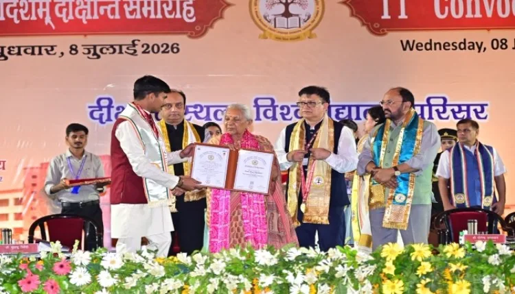 भाषा विश्वविद्यालय के 11वें दीक्षांत समारोह में राज्यपाल आनंदीबेन पटेल ने बांटे मेडल, उच्च शिक्षा मंत्री योगेंद्र उपाध्याय बोले- 'डिग्री नहीं, राष्ट्र सेवा है शिक्षा'