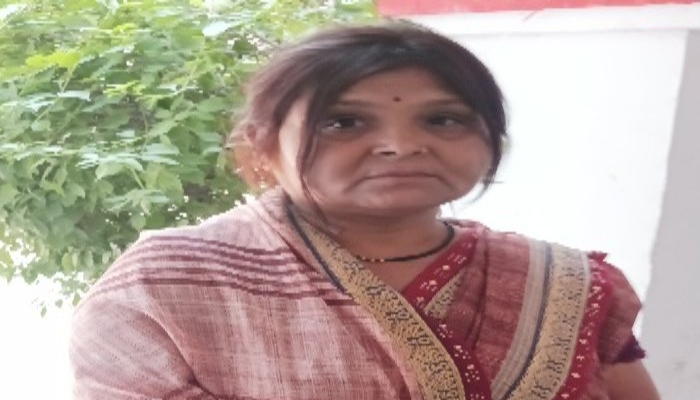 Jhansi Railway Station : 'टप्पेबाज गैंग' का तांडव! शादी में जा रही महिला के बैग से 15 लाख के गहने पार, CCTV कैमरे फेल, रोती-बिलखती पीड़िता से GRP बोली- 'हम क्या करें?'
