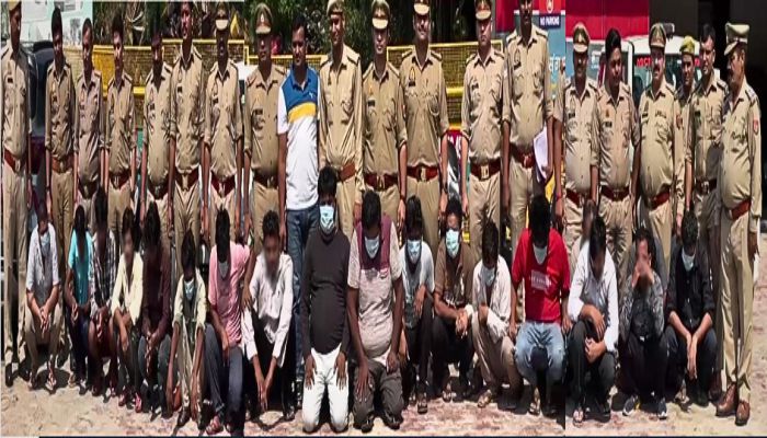 Noida: जुए के अड्डे पर पुलिस का छापा, 20 गिरफ्तार, नकदी, मोबाइल और वाहन बरामद