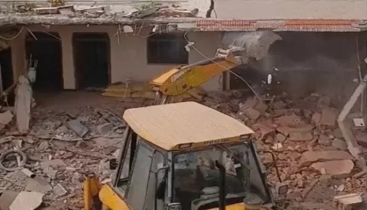 सागर:  शराब से हुई मौत मामले में पांच मकानों पर चला बुलडोजर, फरार आरोपी पर इनाम घोषित