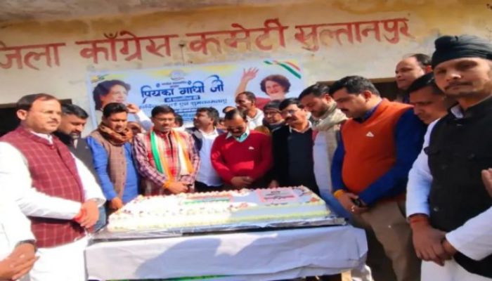 सुल्तानपुरः कांग्रेसियों ने उत्साहपूर्वक मनाया प्रियंका गांधी का जन्मदिन