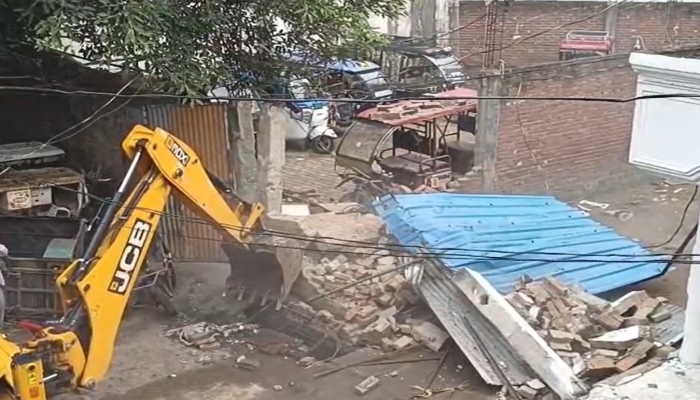 बरेली में बवाल की साजिश पर प्रशासन की बड़ी कार्रवाई, तौकीर रजा के रिश्तेदार पर चला बुलडोजर
