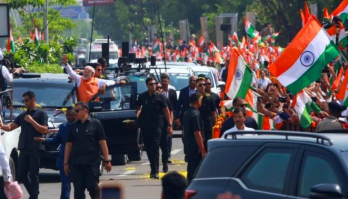 PM Modi Gujarat Visit: वडोदरा में पीएम मोदी का भव्य रोड शो, गुजरात को देंगे 82,000 करोड़ की सौगात