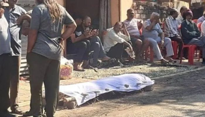 इंदौर दूषित पानी मामला : बुजुर्ग का शव रखकर जाम की रोड, बीजेपी पार्षद के खिलाफ की नारेबाजी