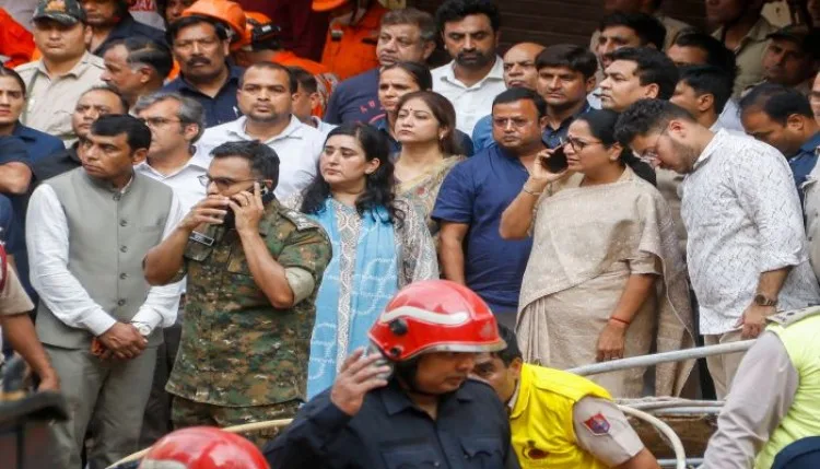 सत्य निकेतन में बहुमंजिला इमारत ढही, 3 की मौत, 11 लोगों को बचाया गया