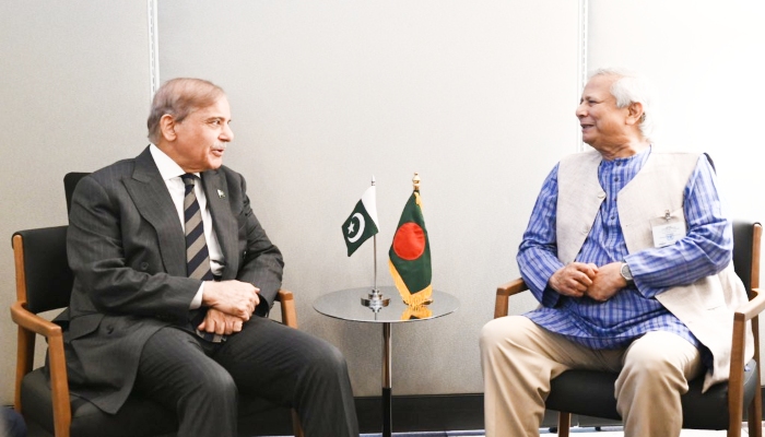 Pakistan-Bangladesh relations: पाकिस्तान बढ़ा रहा बांग्लादेश से नजदीकियां, यूनुस से मिले शहबाज शरीफ