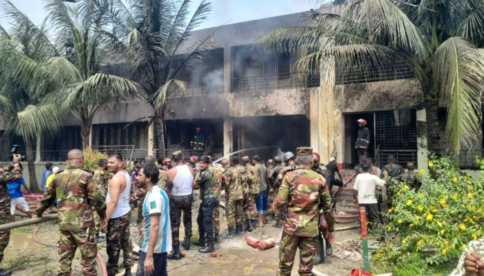 Bangladesh Air Force Plane Crashed: ढाका में बांग्लादेश वायुसेना का एफ7 विमान क्रैश, कई घायल