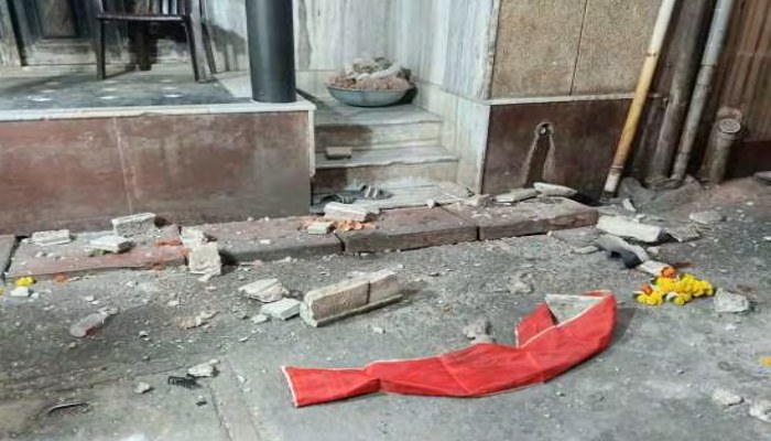 Vrindavan News: मंदिर का छज्जा गिरने से श्रद्धालुओं में मची चीख-पुकार, तंज कुंज गली में हुआ हादसा